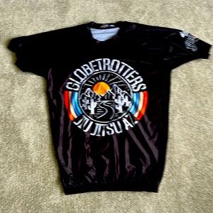 XL Globetrotters JJ Rash Guard never worn with an elastic bottom